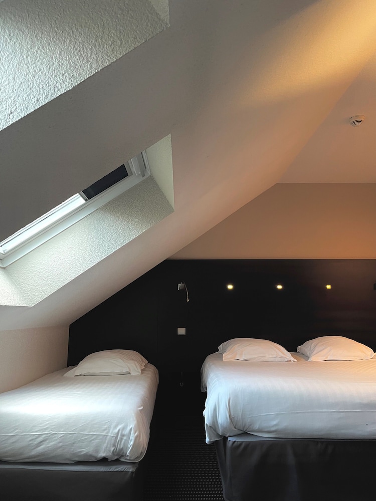 Standard Room, Multiple Beds, City View - Photo 1