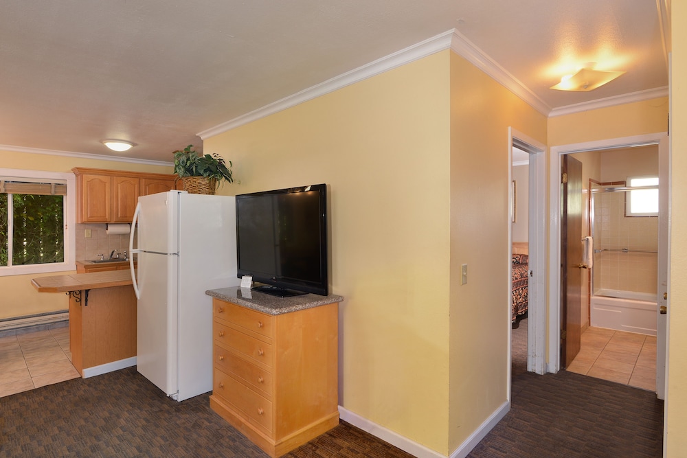 Grand Suite With Two Queen Beds And One Sofabed Full Kitchen and Living Room photo 3