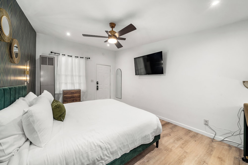 Deluxe Room, 1 King Bed photo 3