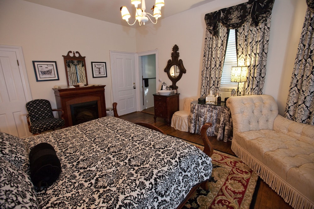 Comfort Room, 1 King Bed, Ground Floor (Black Walnut Room) photo 3