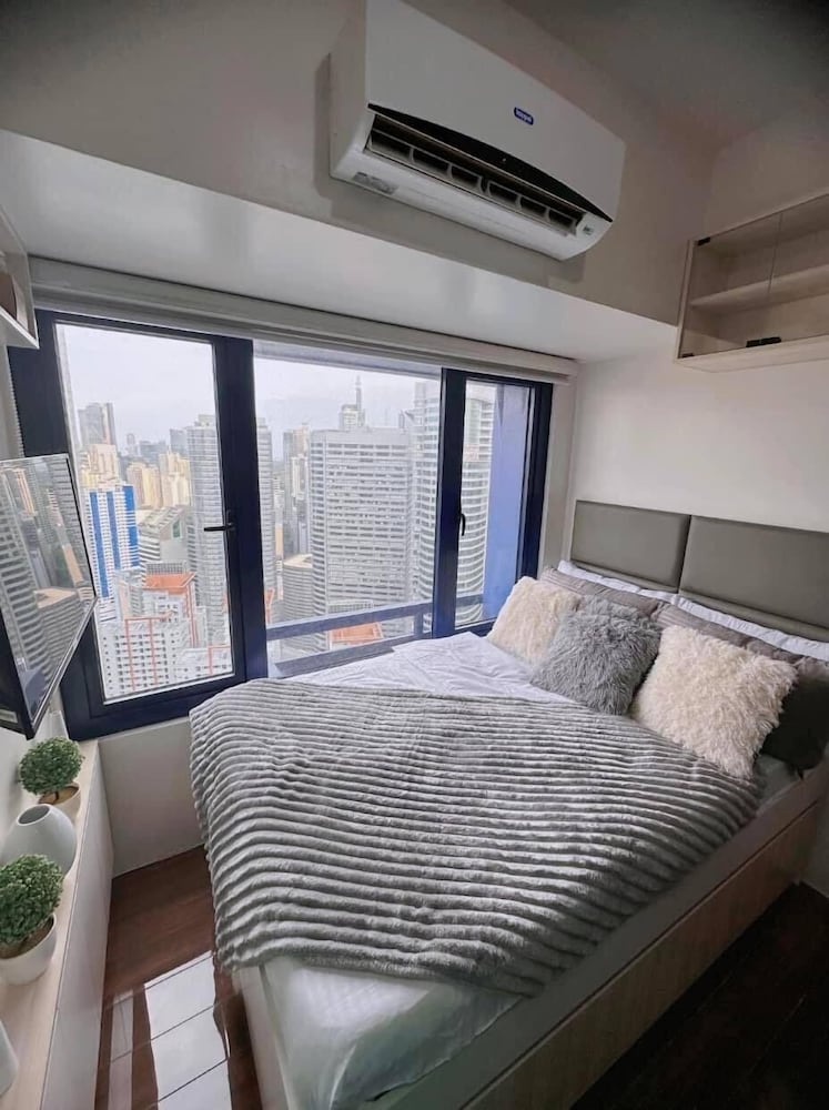 Deluxe Condo, City View