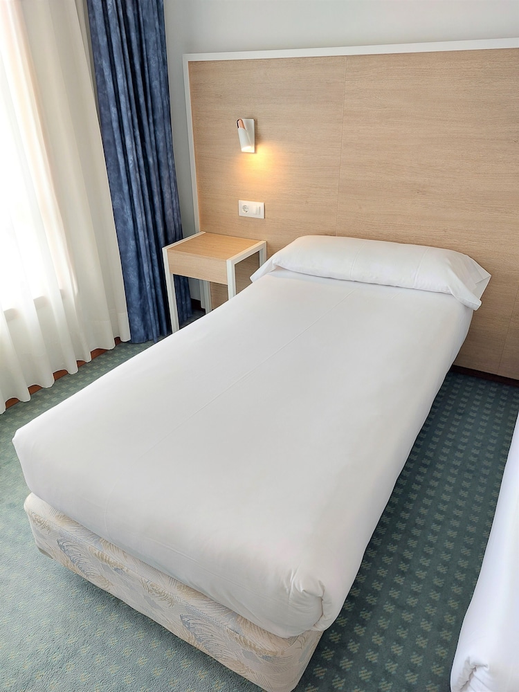 Standard Twin Room - Photo 6
