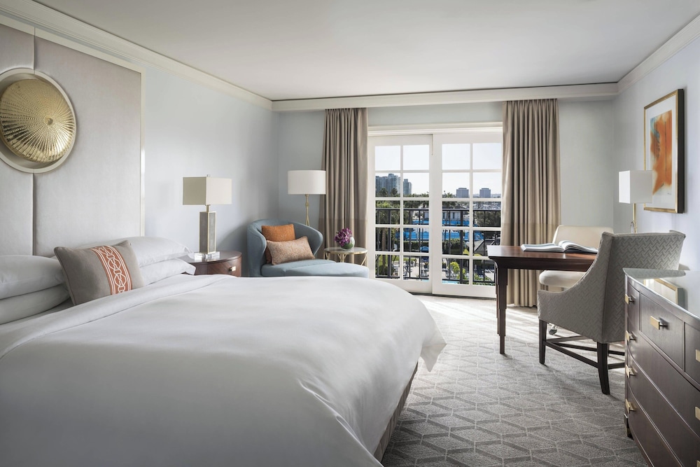 Club Room, 1 King Bed, Balcony (Hearing Accessible)