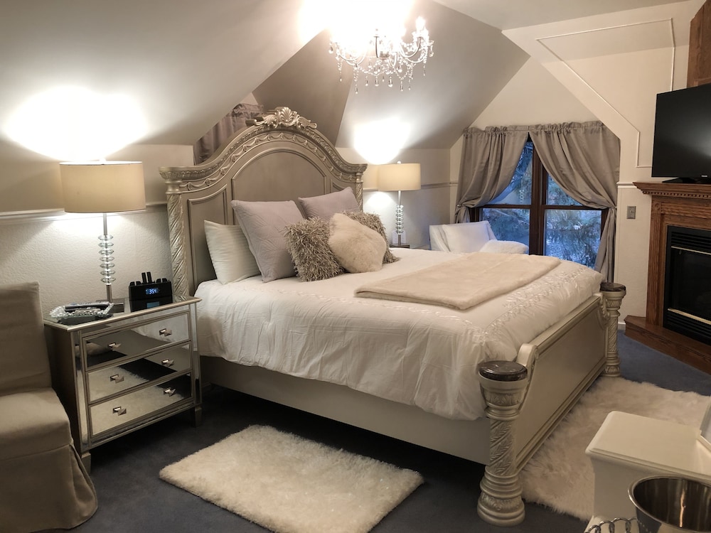 Honeymoon Suite, 1 King Bed, Fireplace, Courtyard View photo 1