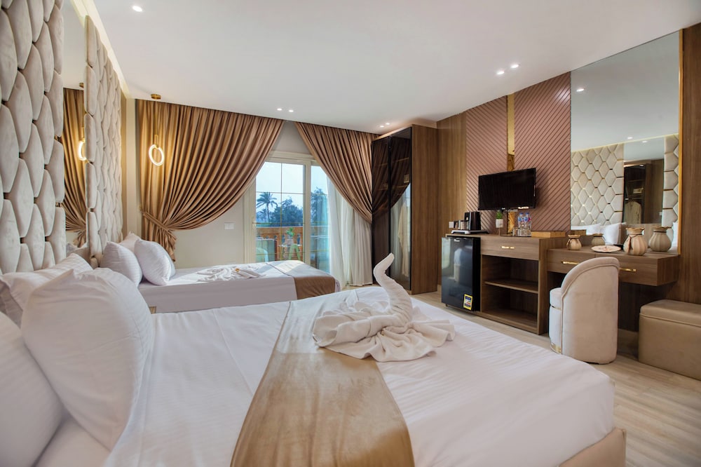 Deluxe Double or Twin Room, Balcony, Pyramids View photo 3