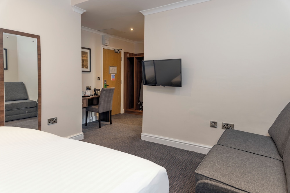 Family Room, 1 King Bed, Non Smoking (Converts to 2 Twin Beds;with Sofabed) photo 1