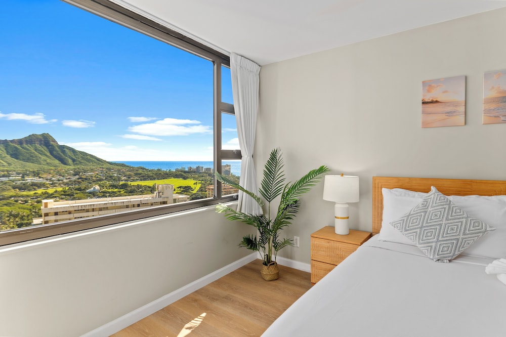 Premium Remodeled Condo with Ocean View and Parking: Premium Suite, 1 Bedroom, Balcony, Ocean View (0125) photo