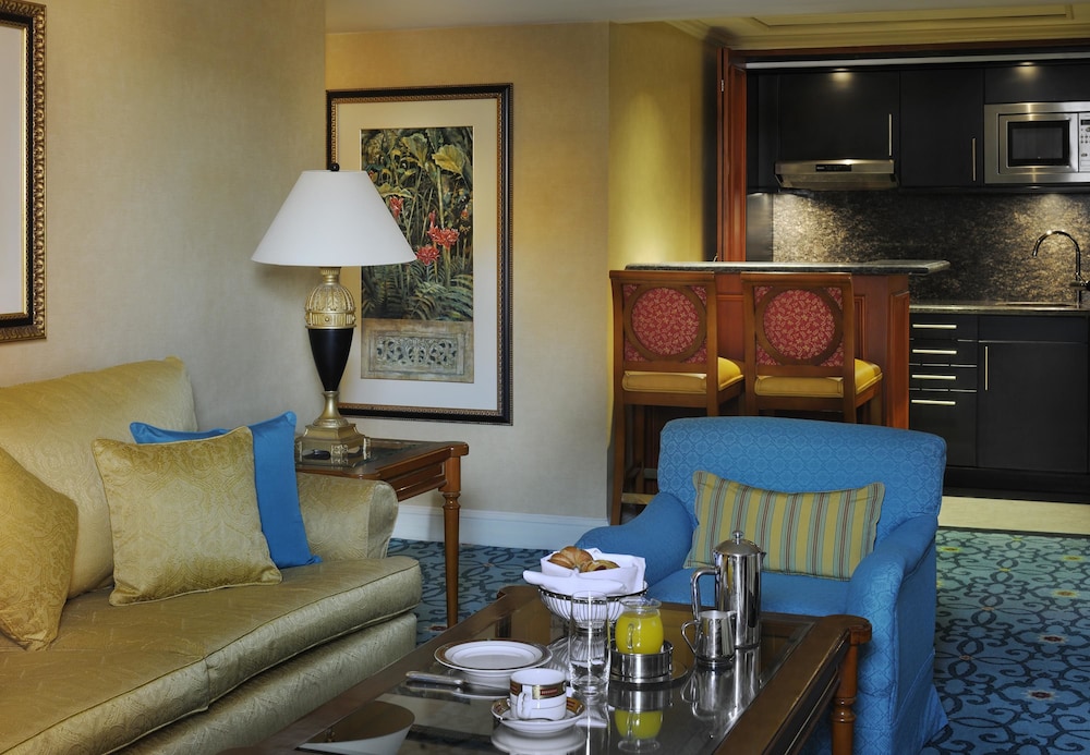 Suite, 1 King Bed, Balcony thumbnail 6