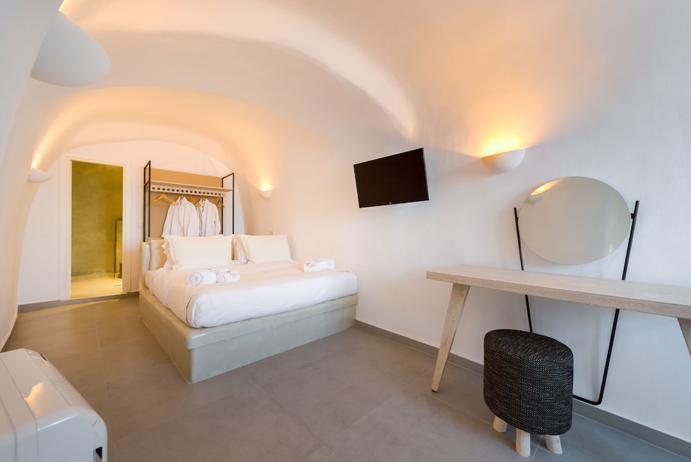 Cave Executive Suite Hot Tub