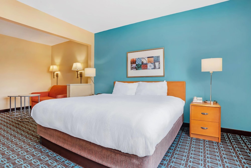 Suite, 1 King Bed, Non Smoking - Photo 4