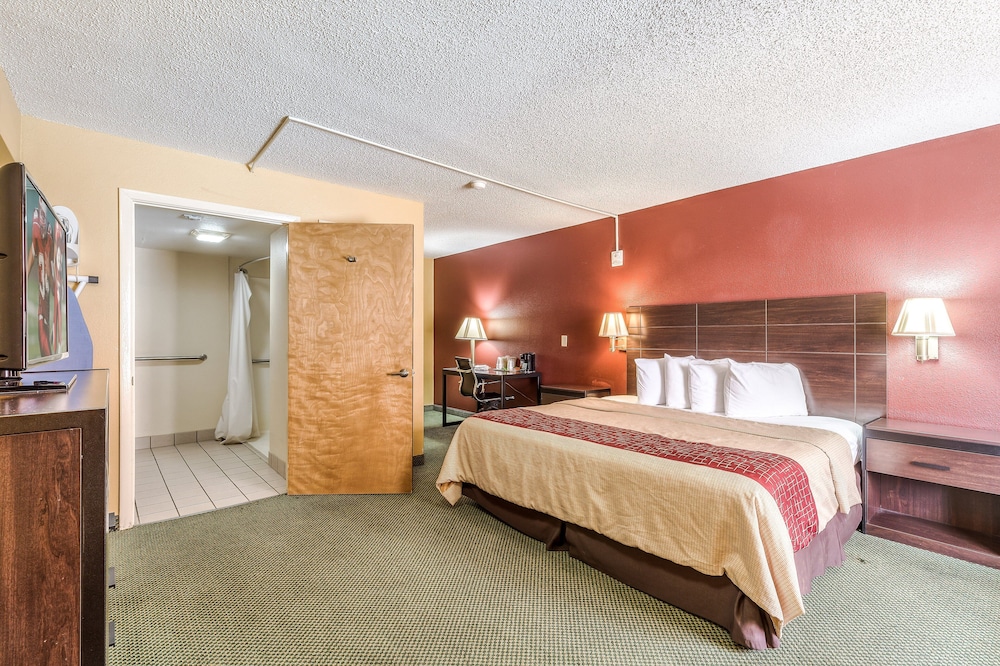 Deluxe Room, 1 King Bed, Accessible, Non Smoking (Roll-In Shower) - Photo 2