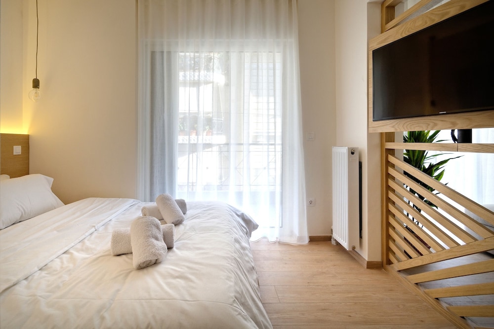 City Studio Suite, 1 Queen Bed, Balcony photo 2