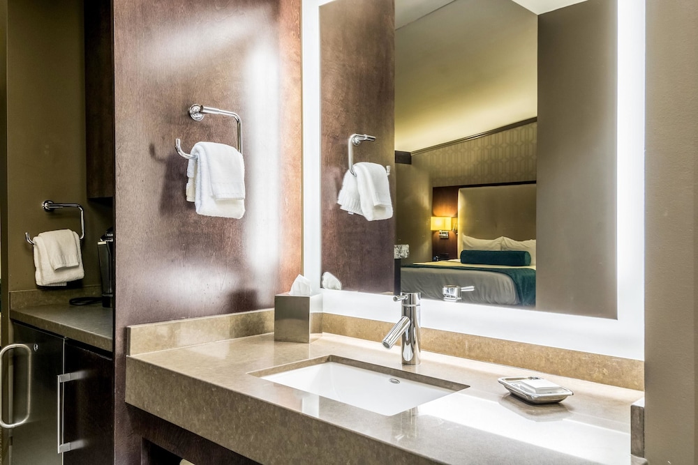 Suite, 1 King Bed, Accessible, Non Smoking