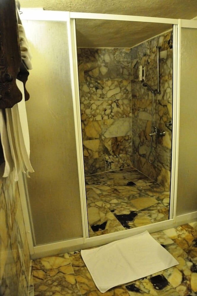 Arch Room photo 2