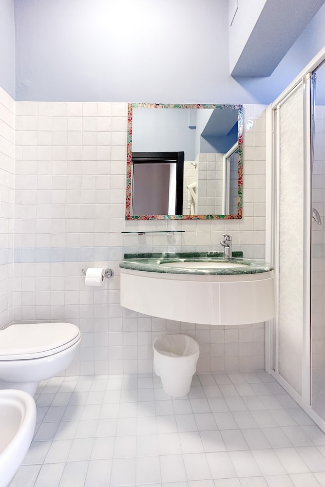 Standard Triple Room - Photo 8