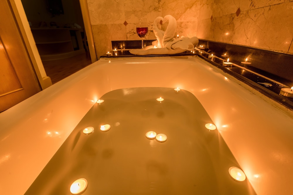 Suite with Separate Living Area and Bathtub photo 3