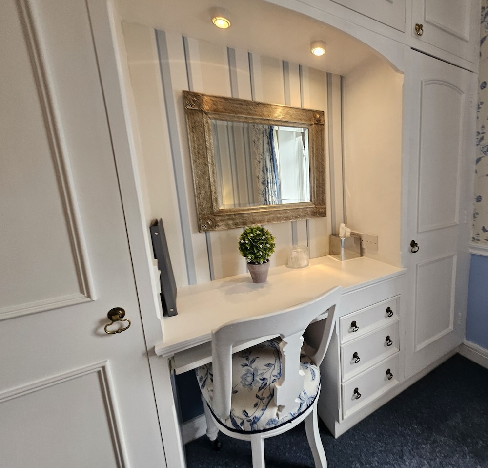 Deluxe Double Room, Ensuite, City View photo 3