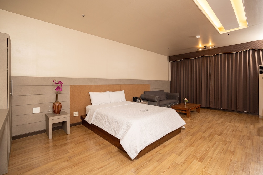 Standard Family Room - Photo 3
