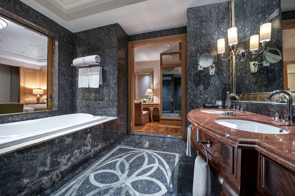 Club Suite, 1 King Bed, City View - Photo 8