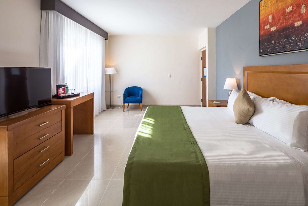 Suite, 1 King Bed, Non Smoking (One-Bedroom) - Photo 6