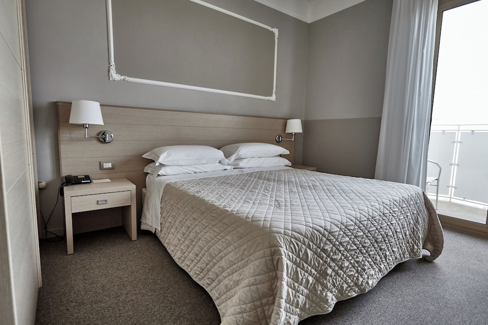Superior Room, Partial Sea View
