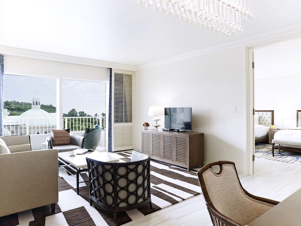 Pool Side Suite With Club Lounge Access photo 3