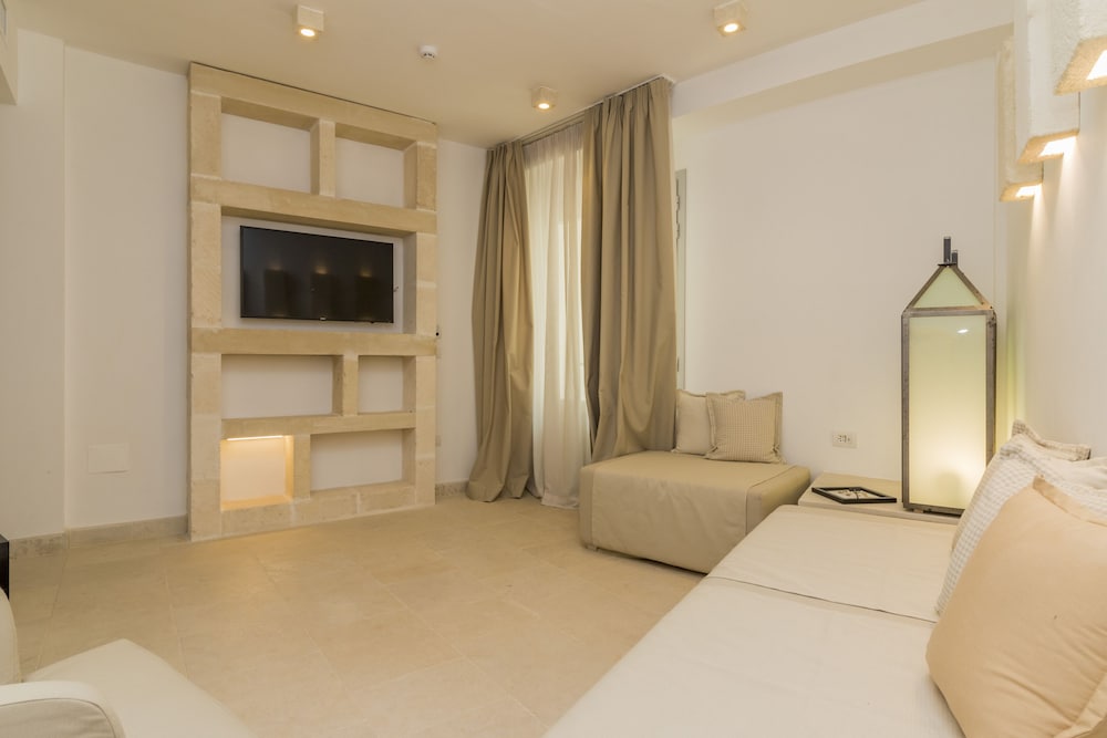 Junior Room, 1 Queen Bed with Sofa bed photo 1