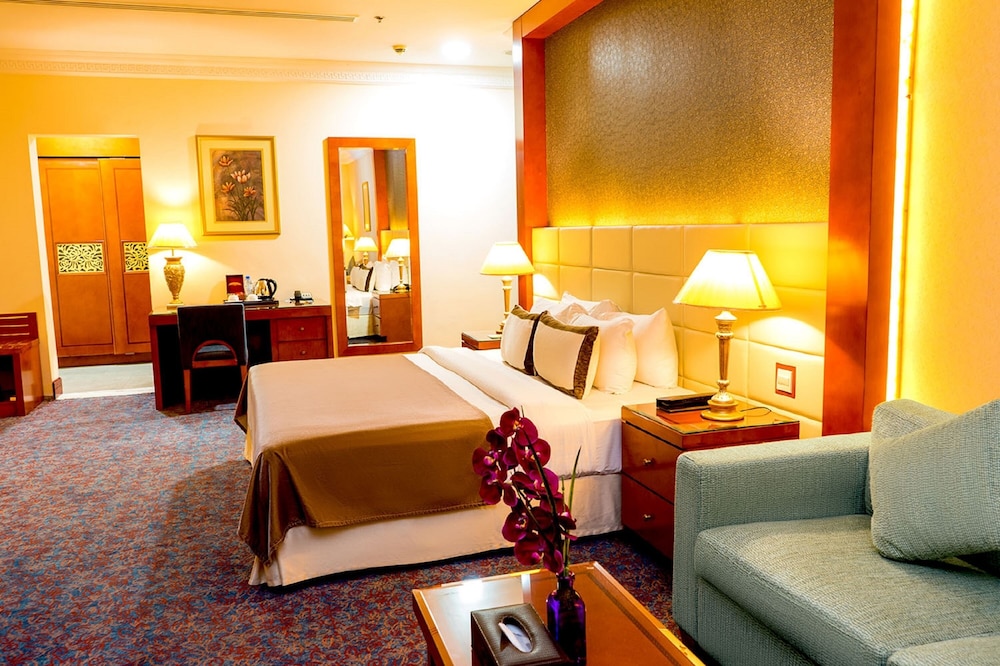 Executive King/ Twin Room (Complimentary Shuttle to the Beach and Mall of the Emirates) photo 2