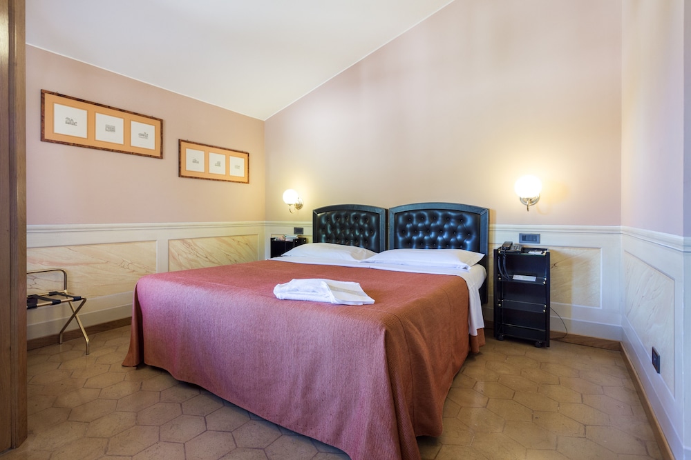 Superior Double or Twin Room - Photo 9