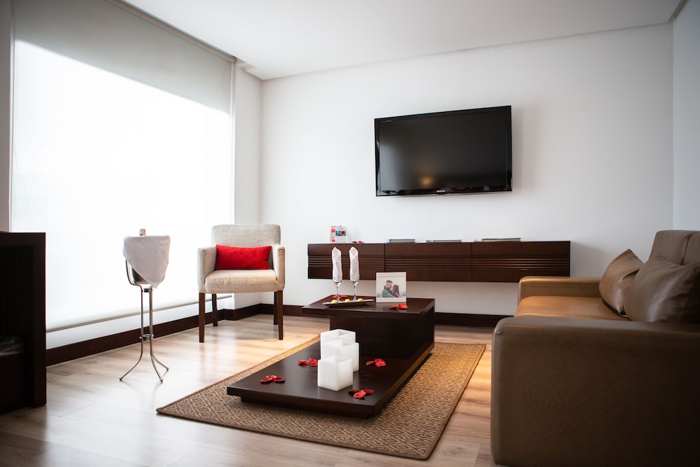 Suite, 1 King Bed, Non Smoking (Living Room) - Photo 15
