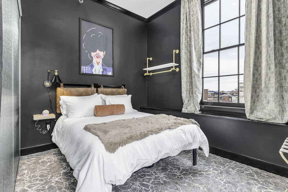 Deluxe Room, 1 Queen Bed, City View photo 1