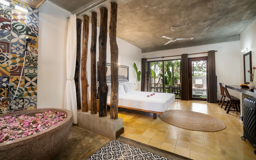 Deluxe Double Room with Pool View - Photo 4