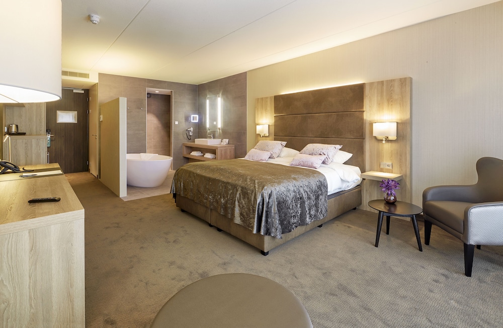 Superior Room (open bathroom) photo 1