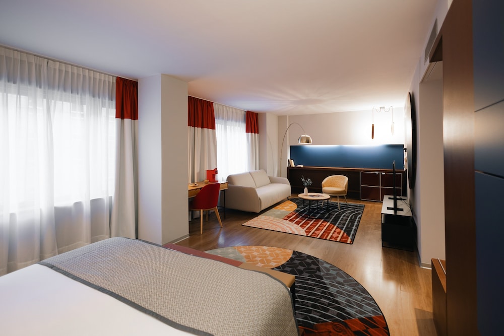 Suite, 1 King Bed - Photo 5