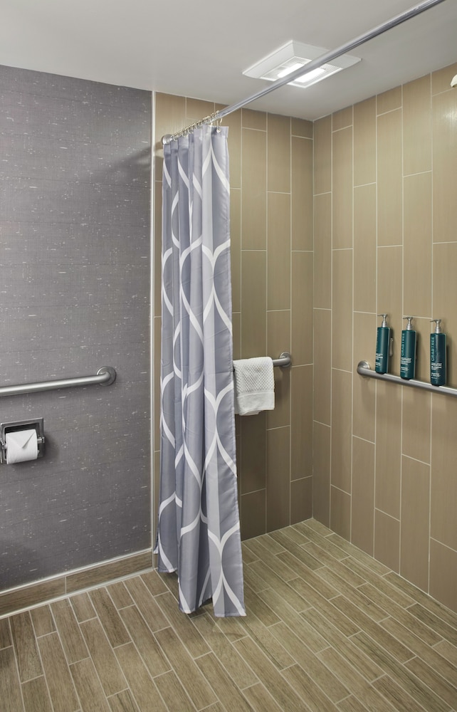 Room, 2 Double Beds, Accessible (Mobility & Hearing, Roll-In Shower) photo 2