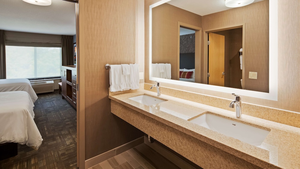 Suite, 2 Queen Beds, Non Smoking (Living Room) - Photo 3