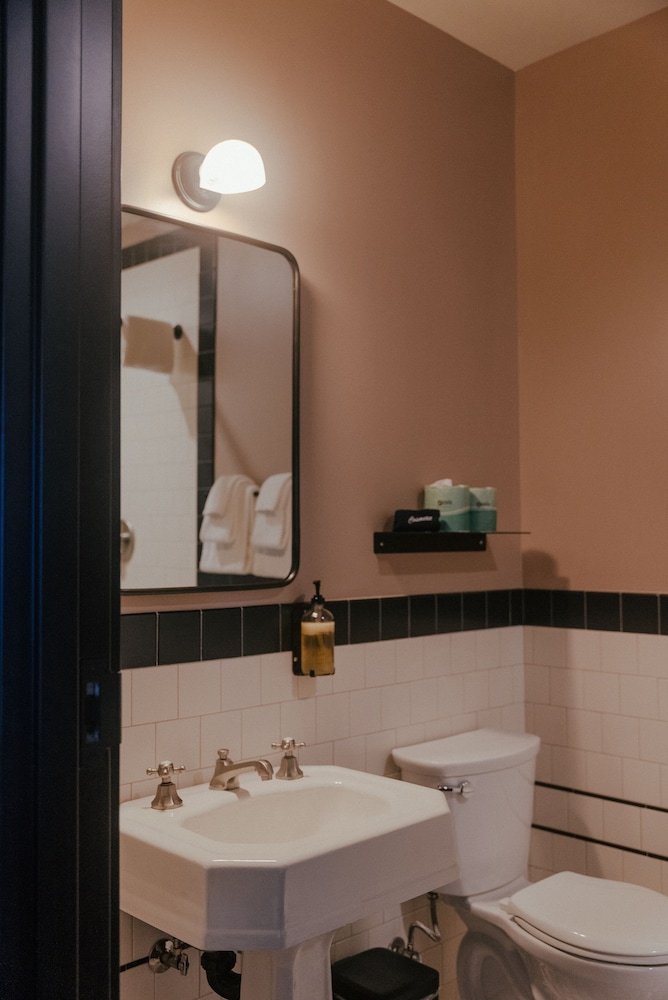 Deluxe Room, 2 Queen Beds, Shared Bathroom (Double Queen-Shared Bath) thumbnail 6