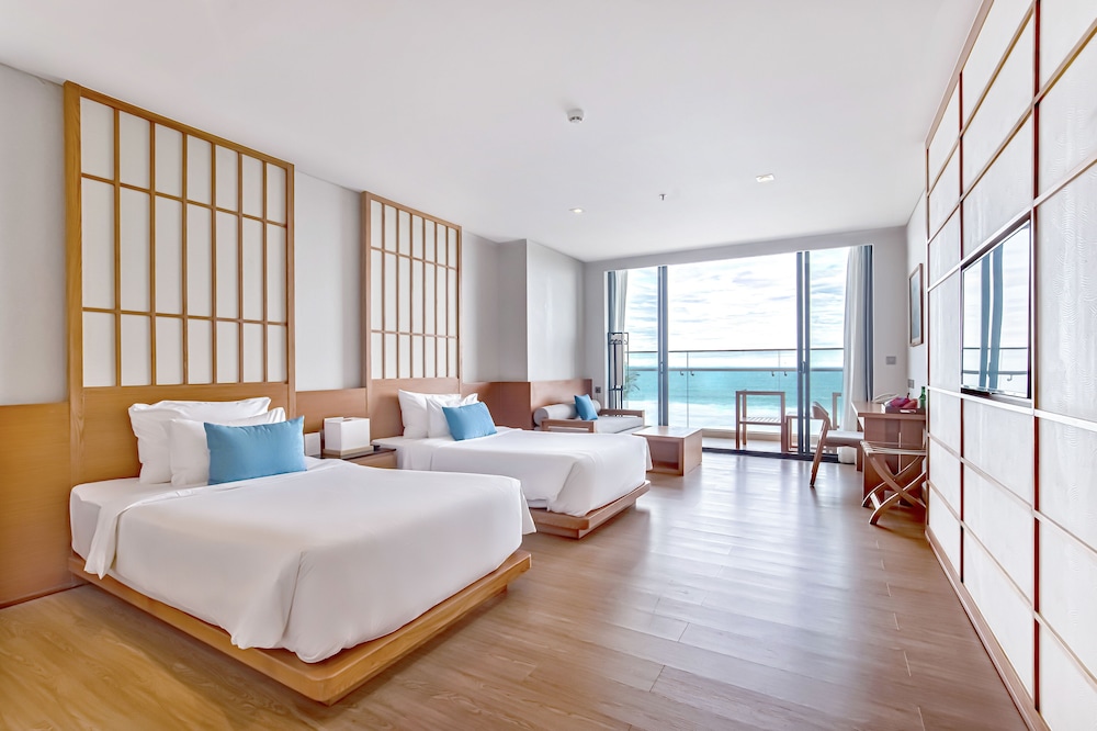 Premier Suite, 2 Twin Beds, Balcony, Ocean View (Bathtub)