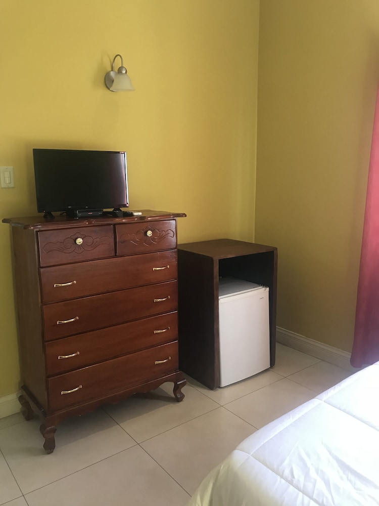 Chambre Économique, 1 grand lit, accès piscine, vue colline