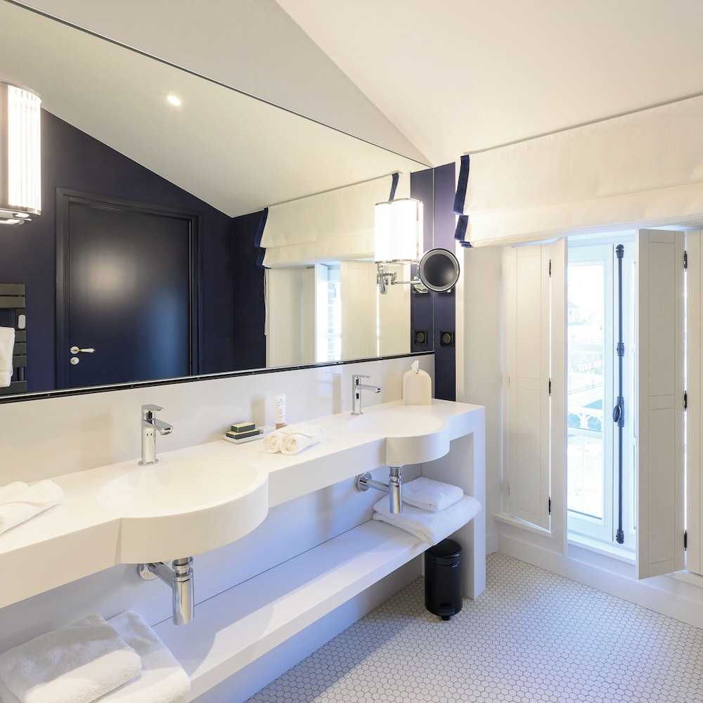 Family Suite, Kitchen, Courtyard View photo 2