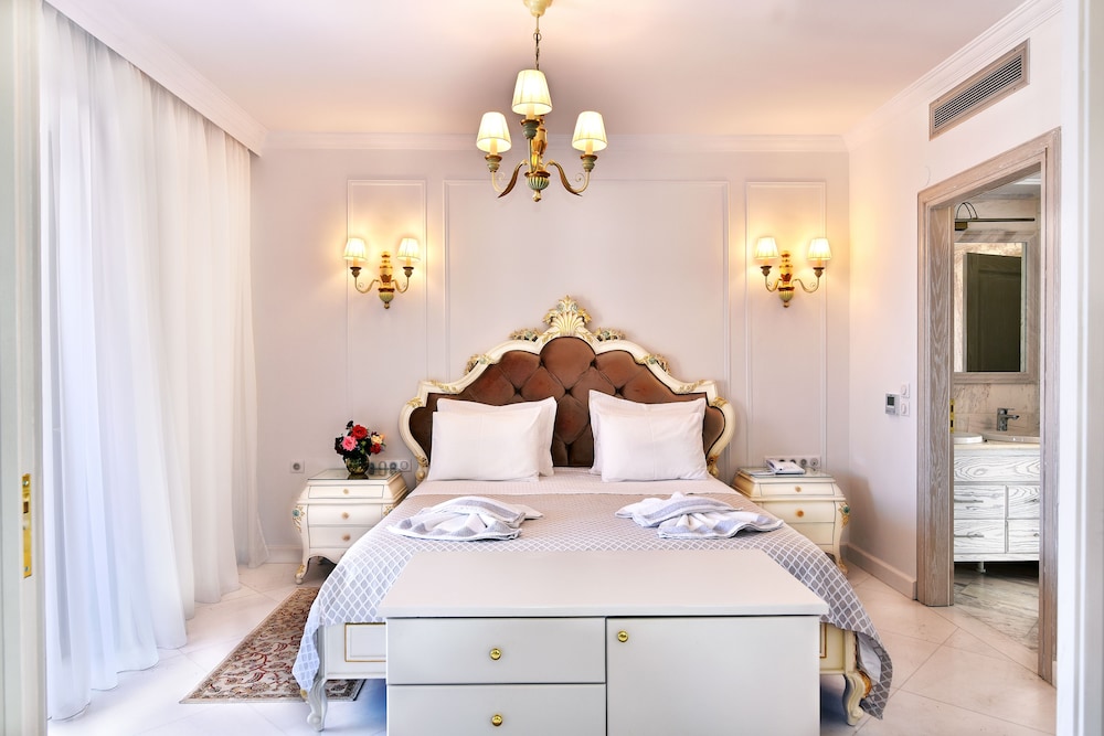 Deluxe Suite, 1 King Bed with Sofa bed, Sea View photo 2