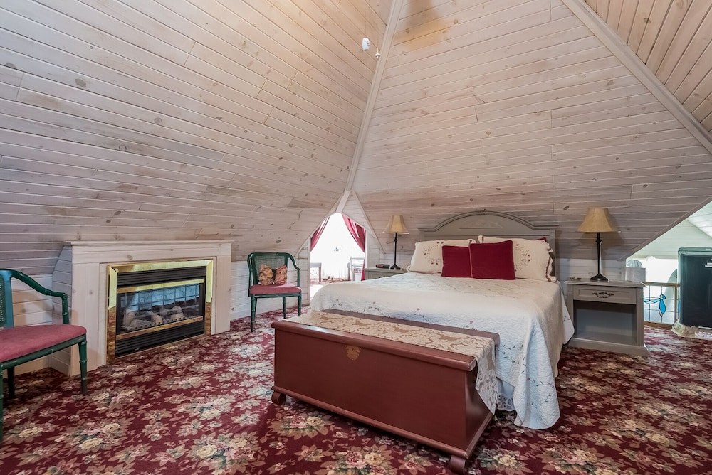 Luxury Suite, 1 Queen Bed, Jetted Tub (Northern Spy) photo 1