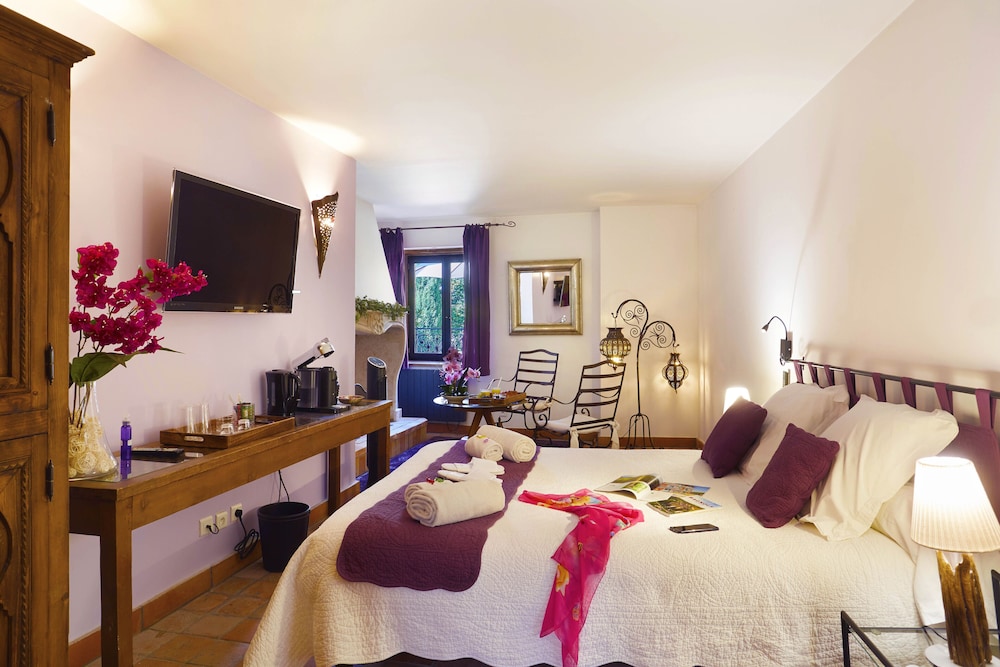 Luxury Double Room (Les Lavandes)