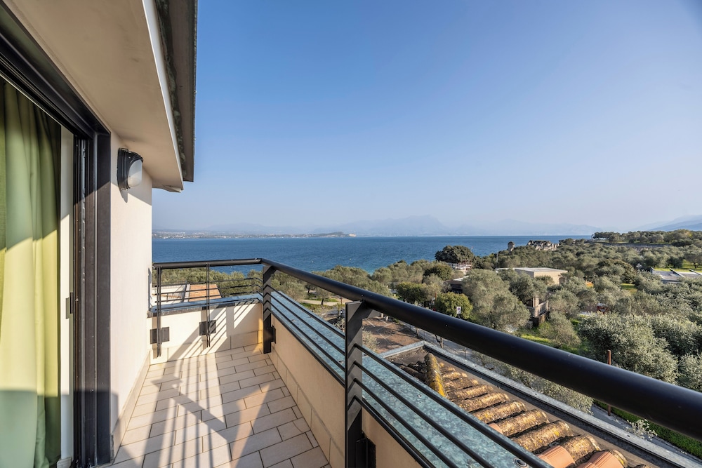 Family Room, Balcony, Lake View - Photo 7