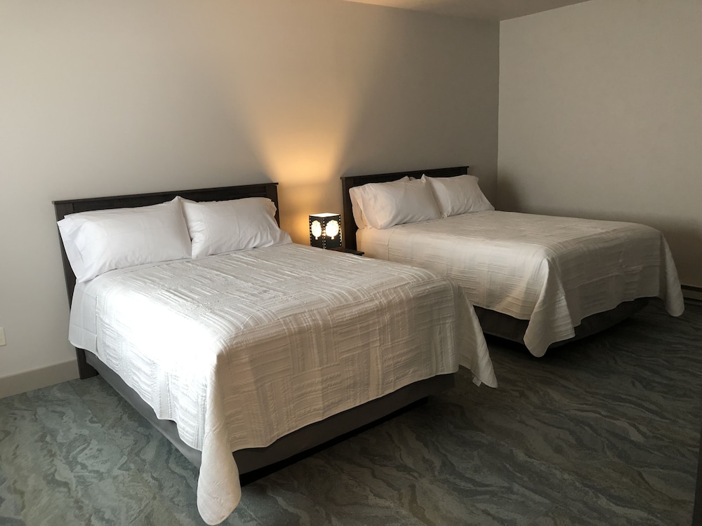 Deluxe Quadruple Room, 2 Queen Beds, Non Smoking photo 2