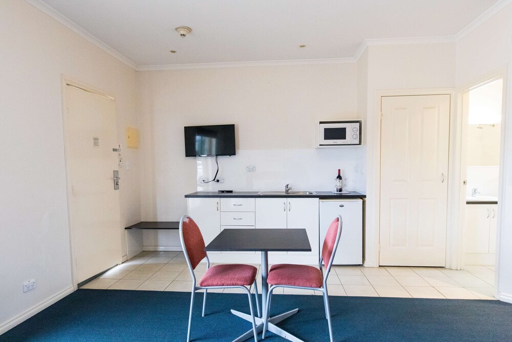 Executive Room, 1 Queen Bed, Non Smoking, Kitchenette (Larger Room) - Photo 7