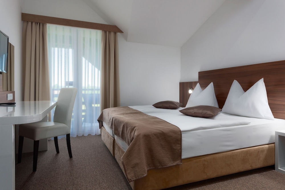 Deluxe Suite, 2 Bedrooms, Balcony photo 2