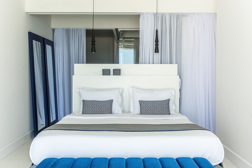 Island Suite Seafront with Private Heated Pool and Beach Access thumbnail 5