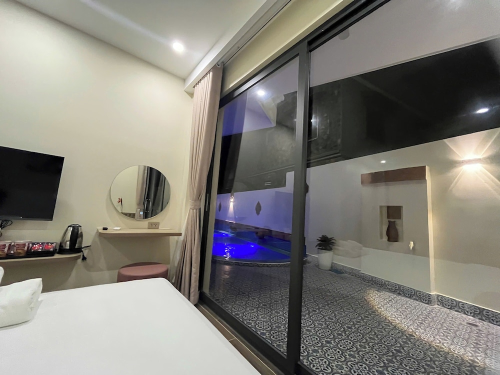 Classic Studio, Pool View