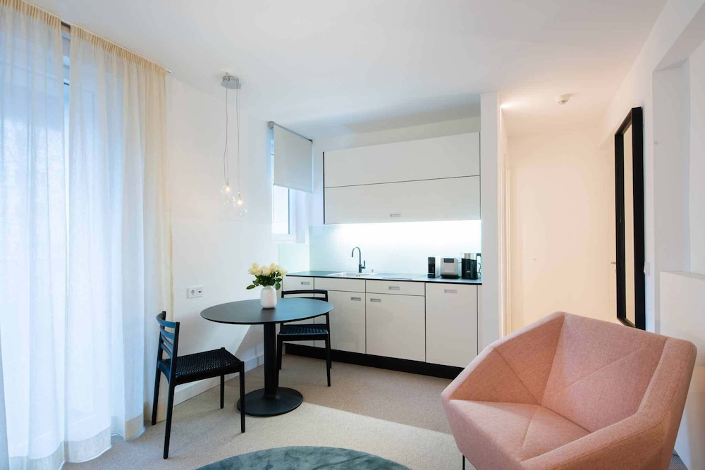 Deluxe Suite - Photo 7